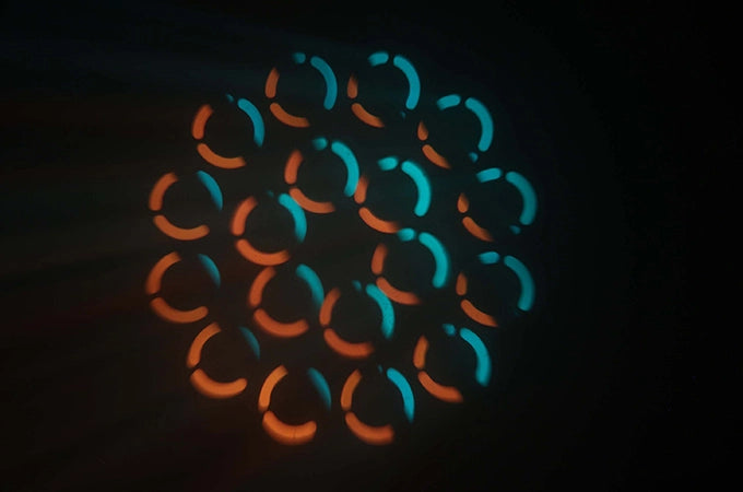 مصباح رأس متحرك LED بقوة 150 واط | 18 منشور، زاوية شعاع 3 درجات، DMX512، 11 جويوب – إضاءة مسرح وفعاليات