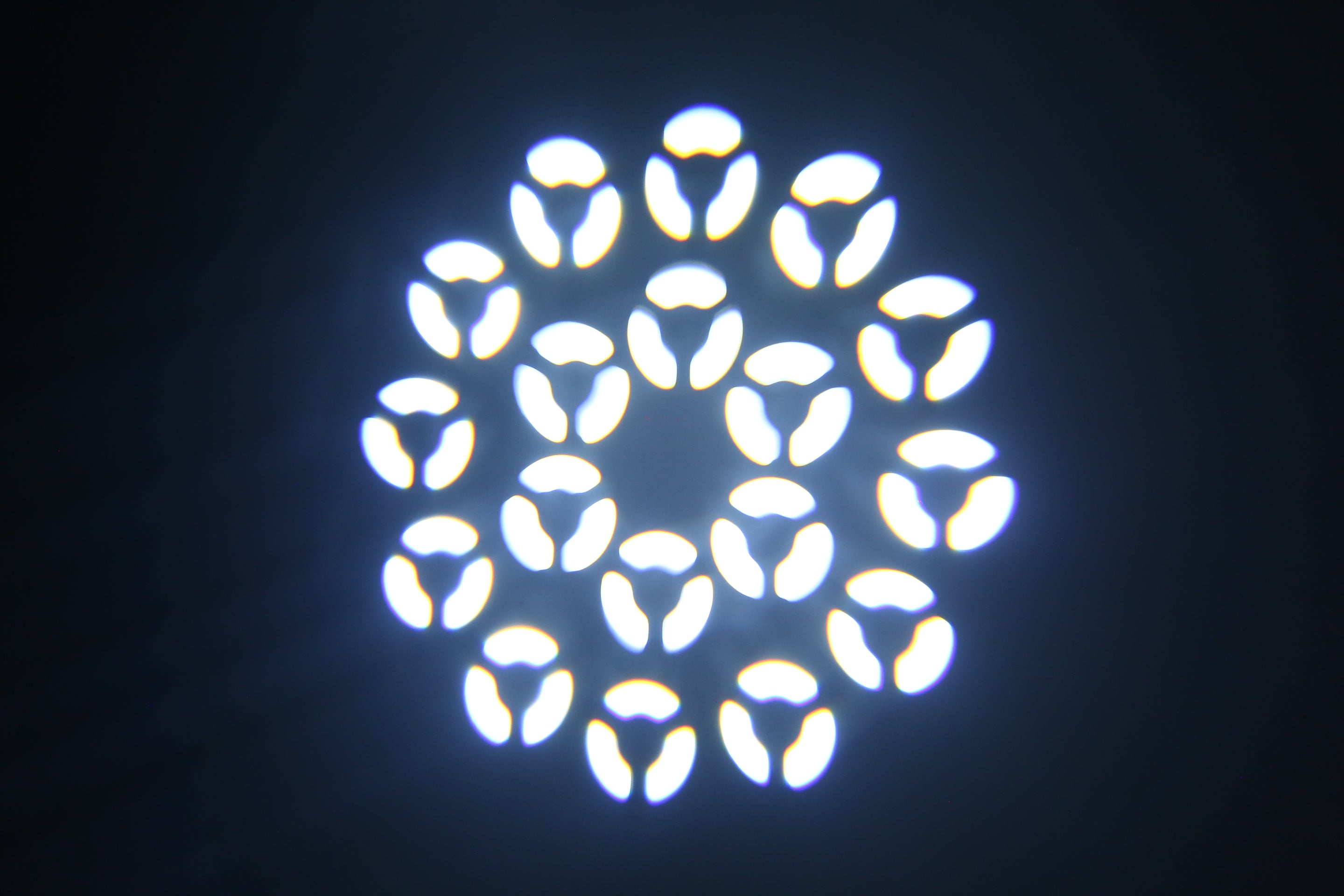 رأس متحرك ضوئي LED بقوة 120 واط | مقاومة للهب V0، 18 منشوراً، 7 أنماط، DMX512 – مسرح